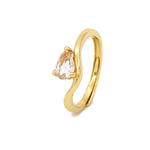 Anello con pietra a goccia, finitura dorata e pietra champagne, sfondo beige