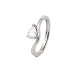 Anello con pietra a goccia, finitura argentata, sfondo beige