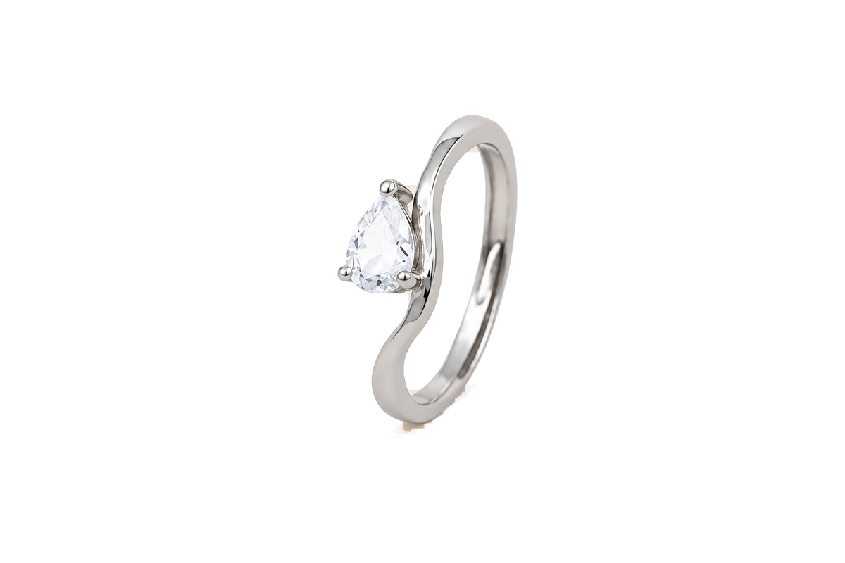 Anello con pietra a goccia, finitura argentata, sfondo beige