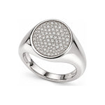 Anello scudo tondo luce argentato su sfondo bianco