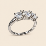 Anello Trilogy argento 925 con moissanite - vista laterale